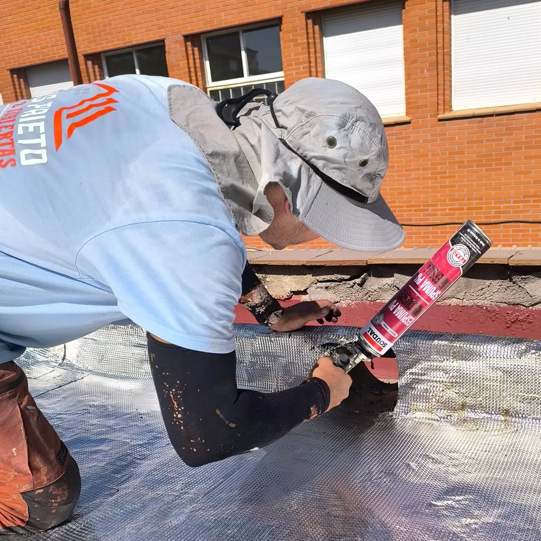 Limpieza de tejados con hidrolavadora en Toledo